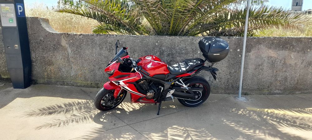 Honda CBR 650 R vermelha