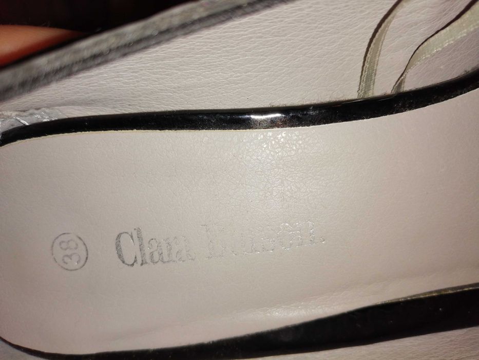 Czółenka czarne na słupku.