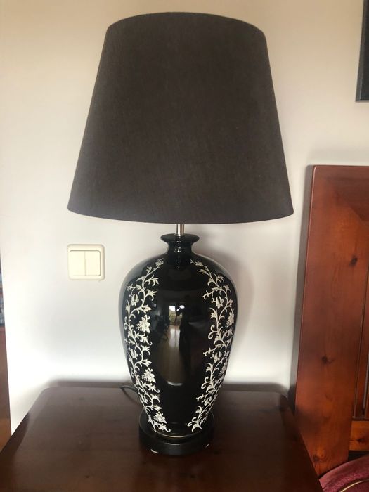 Candeeiro preto e branco com abajur preto