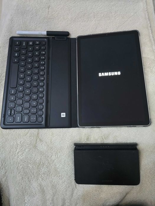 Tablet z gadżetami Samsung Galaxy Tab S4 10.5 T835 10,5" 4 GB / 64 GB czarny klawiatura i stojak