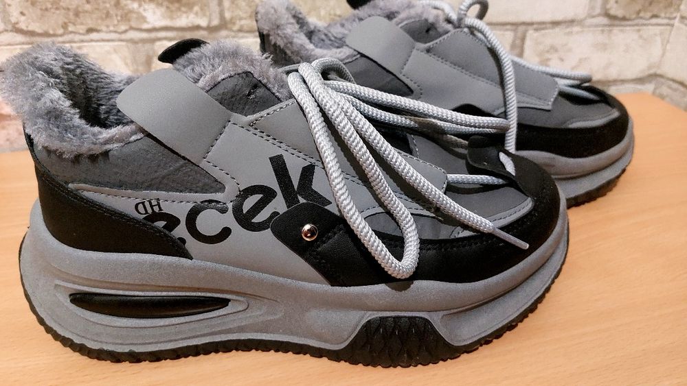 Кросівки нові теплі