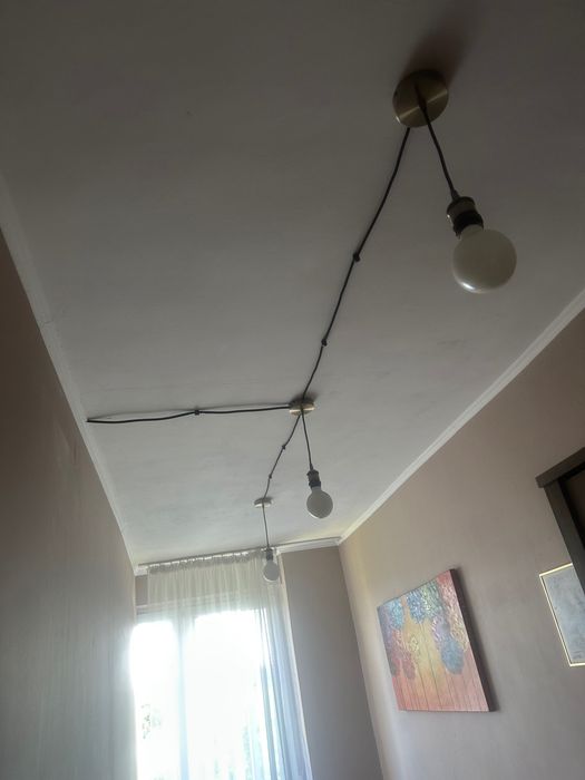 3 żarówki wiszące na kablu