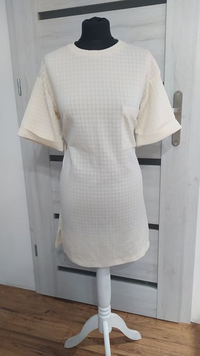 Sukienka ze skórzanym ozdobnym paskiem