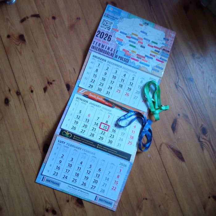 Kalendarz ścienny 3-dzielny 2026 oraz smycze i długopisy