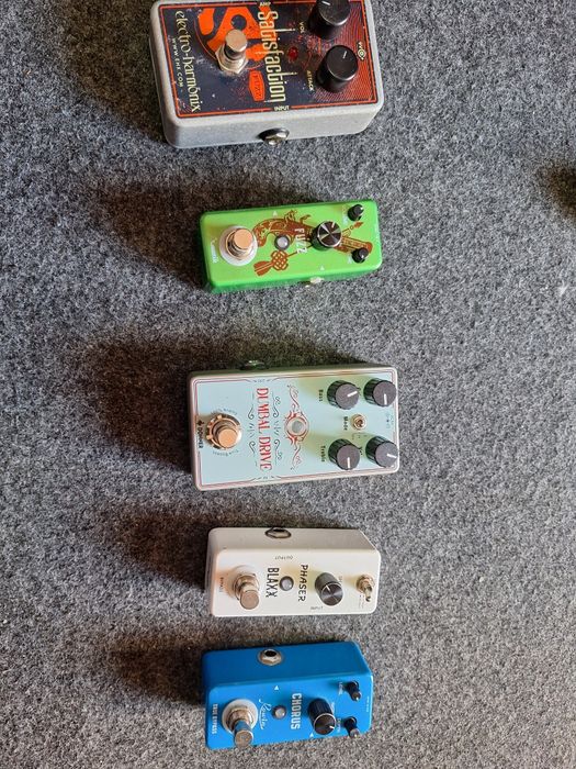 Varios pedais como novos, fuzz, distorção, phase, chorus