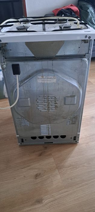 Kuchenka gazowa z piekarnikiem elektrycznym