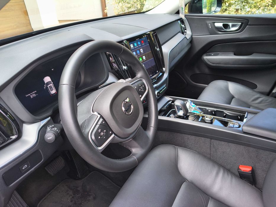 2025 VOLVO XC60 B5 core dark theme