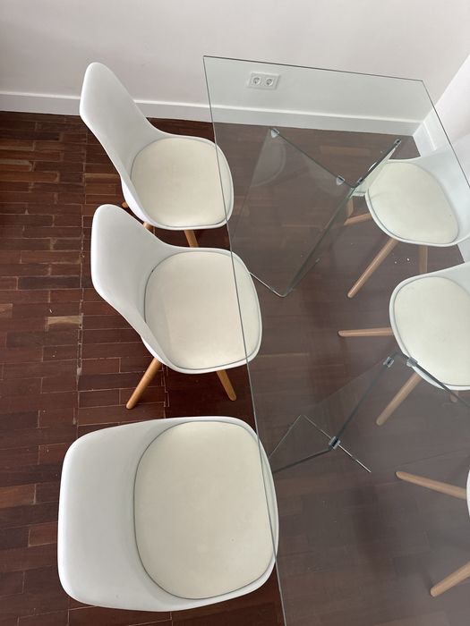 Mesa e Cadeiras Holandesas com almofada em pele branca