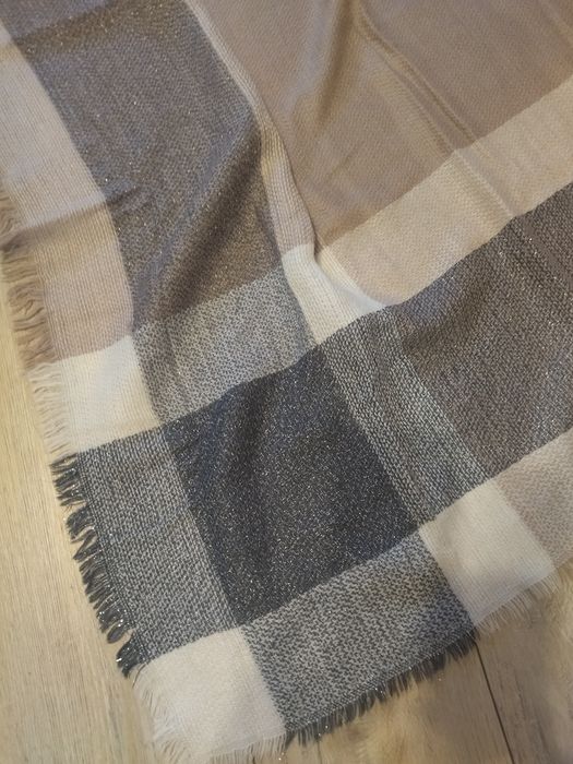 Piękna ciepła chusta 145/145 - szal stan idealny