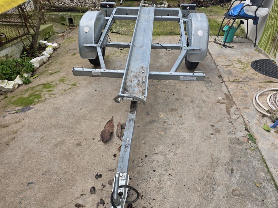 Reboque com tranca e rampa