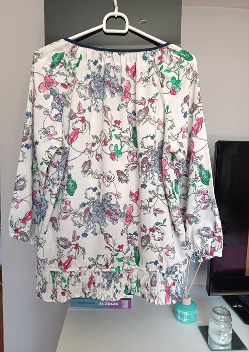 Zwiewna śmietankowa koszula w kwiaty Vero Moda bluzka ściągacz