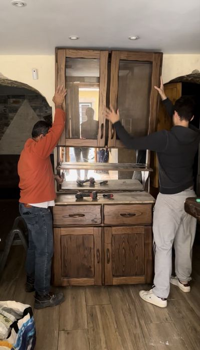 Móvel de madeira – com vitrine e espelho