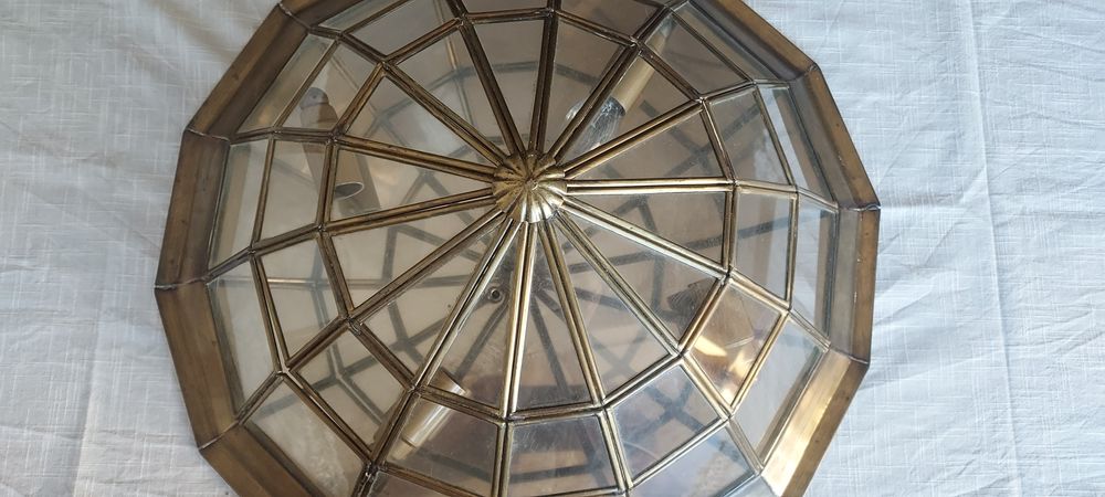 Candeeiro de teto em latão dourado, tipo vitral.