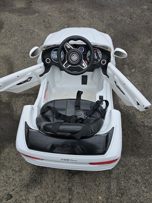 Дитячий електромобіль