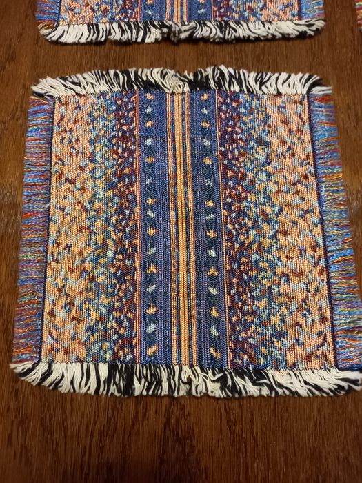 Witam, na sprzedaż mam serwetki pod zastawę PRL,  stan jak na załączon