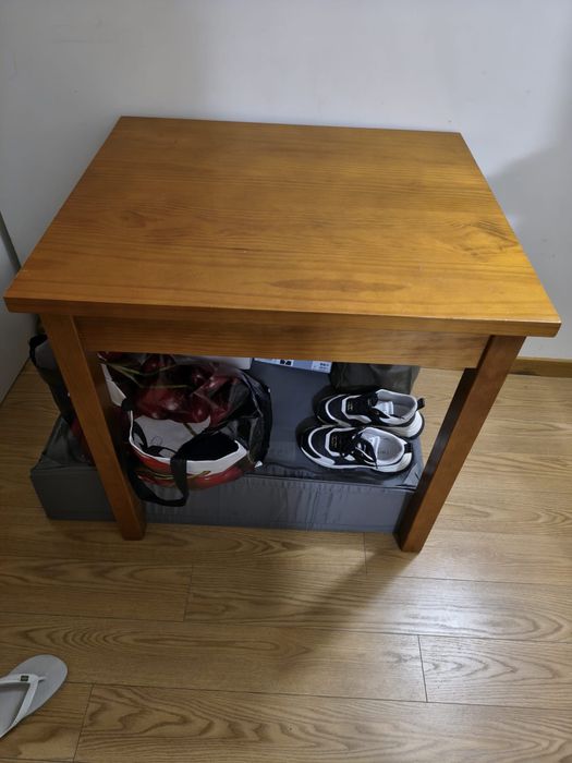 Mesa de madeira com duas cadeiras. Retirar no centro do Porto