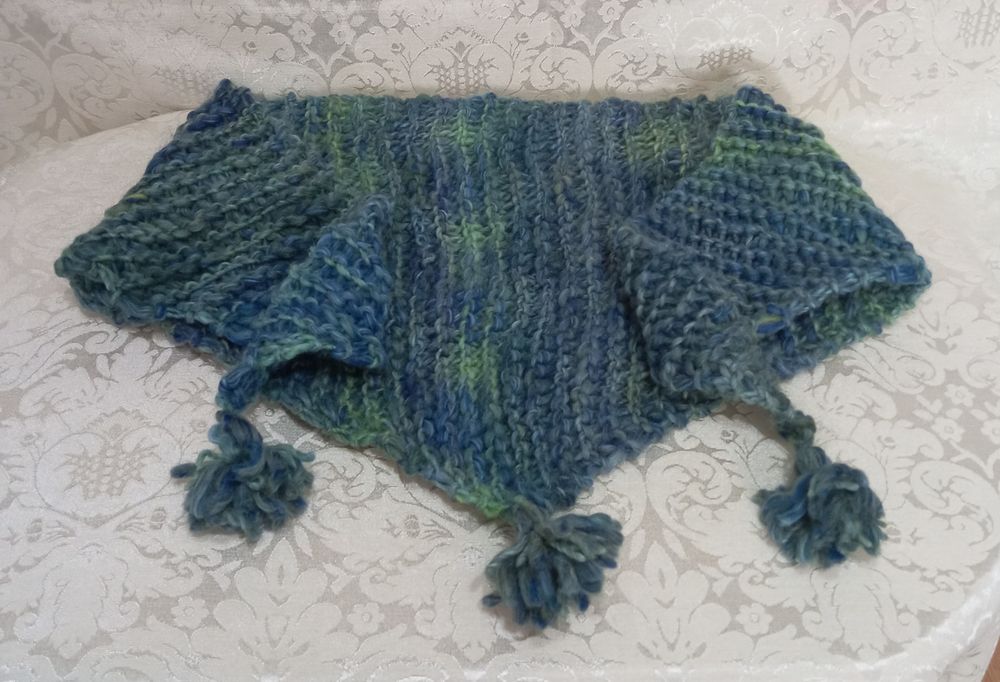 Cieniowana chusta robiona na drutach, rękodzieło