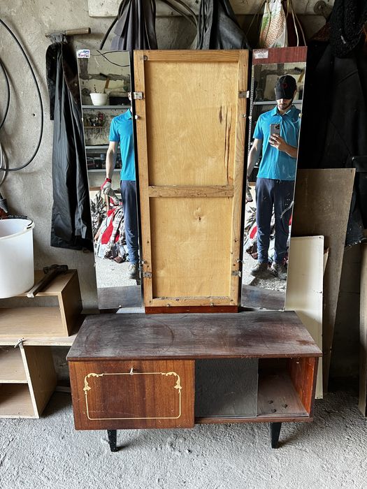 Комод з дзеркалом