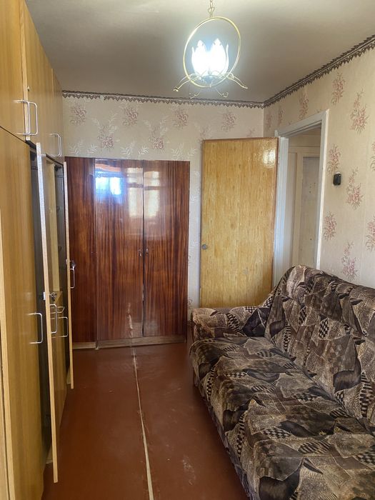 Продам 2-х кім.кв на 4-му районі .