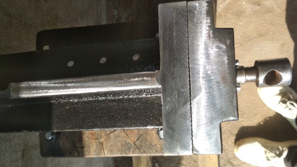 Тиски ,лещата металеві з дубовою тумбою