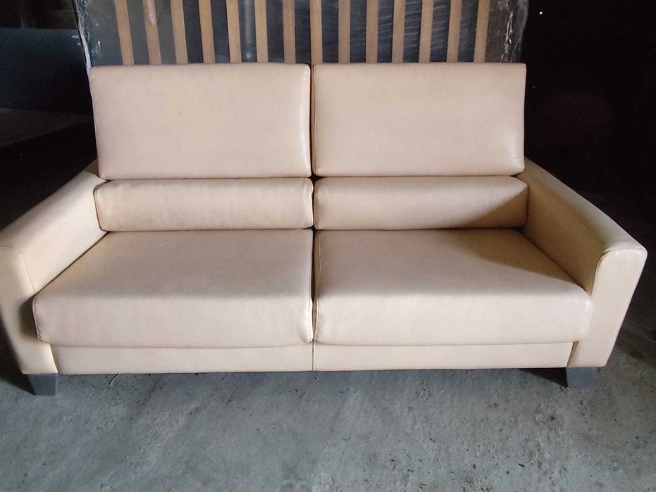 Conjunto sofás de pele