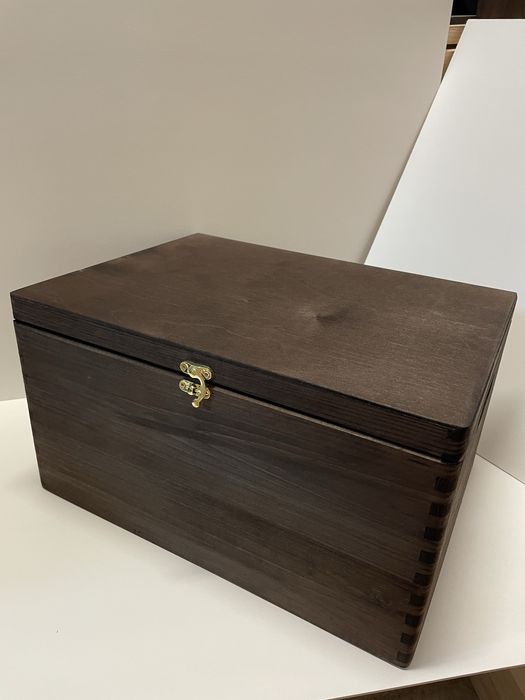 Duża Drewniana Skrzynia z złotym zapięciem i uchwytami