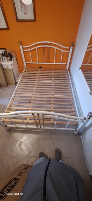 Vendo cama de ferro em bom estado com estrado incluído