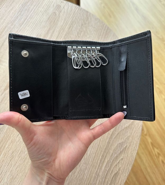 Ключница женская из натуральной кожи ската черная на кнопках