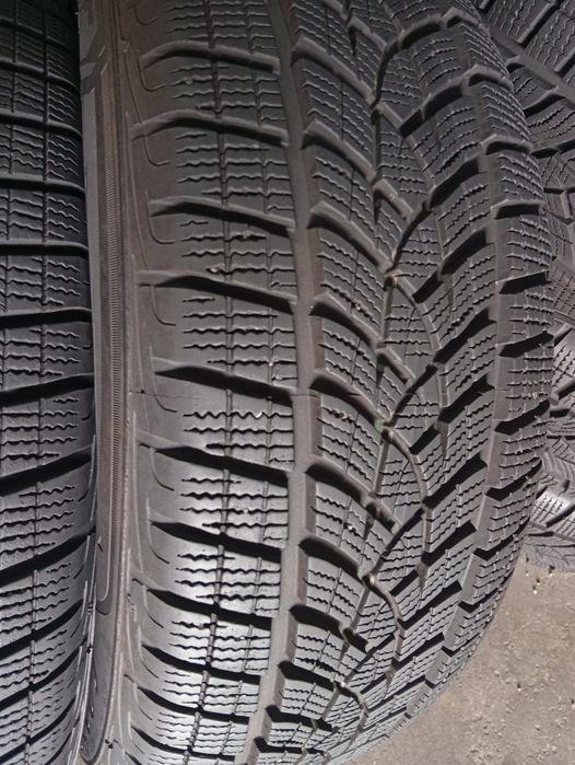 Комплект r17 215/60 Goodyear UltraGrip Performance+ зимові шини в ідеальному робочому стані сезон тільки їздила 8мм Германія виробник, майже 24рік