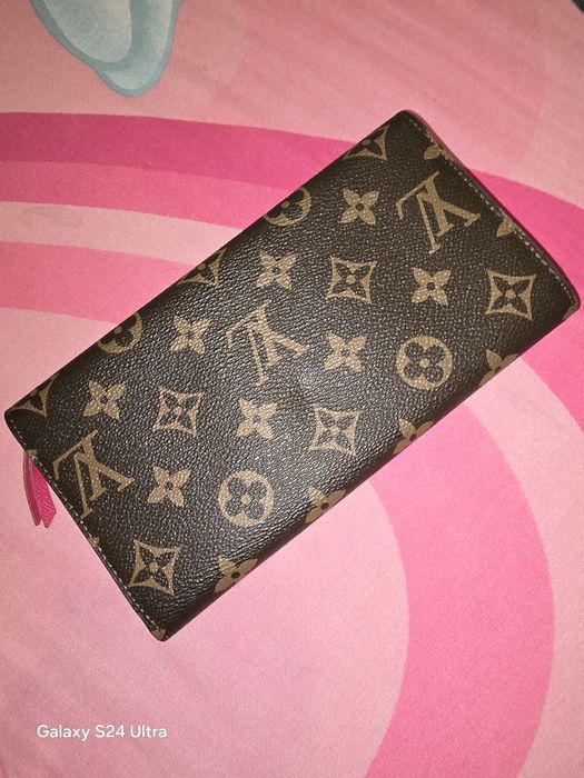 Carteira nova espaçosa