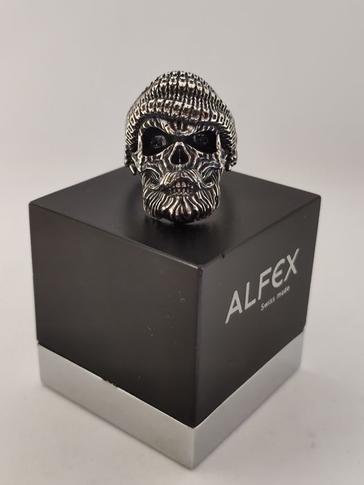 Серебряное кольцо череп