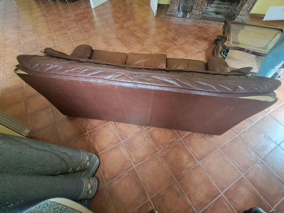 Sofá em pele castanha.