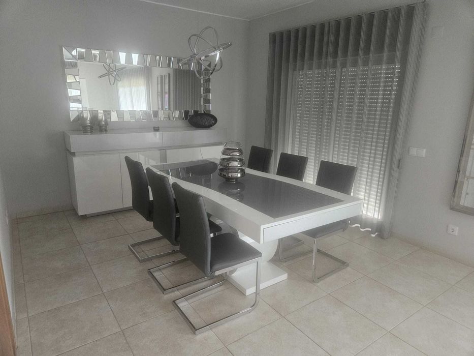 Sala de Jantar Completa — Mesa + 6 Cadeiras + Aparador + Espelho