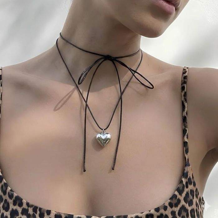Чокер на зав’язках із сріблястим серцем