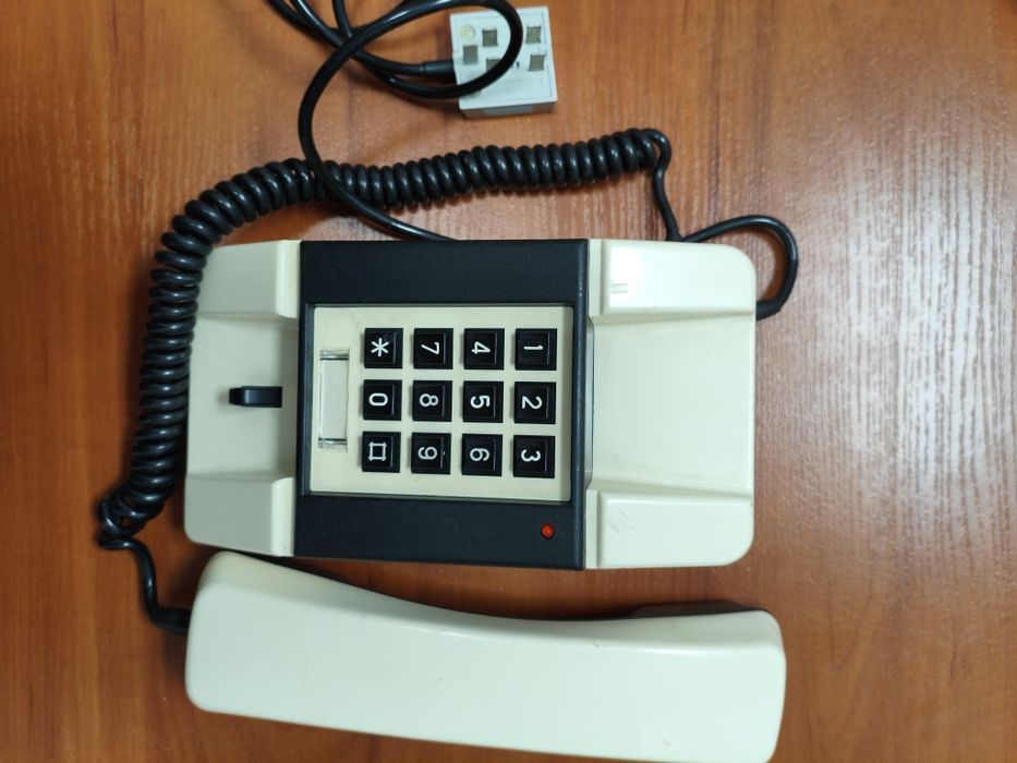 Zabytkowy telefon z klawiaturą Bratek