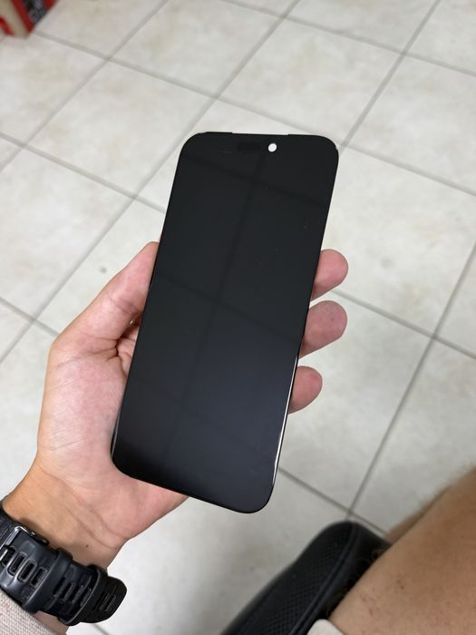 Дисплей iPhone 17 pro max з дифектом