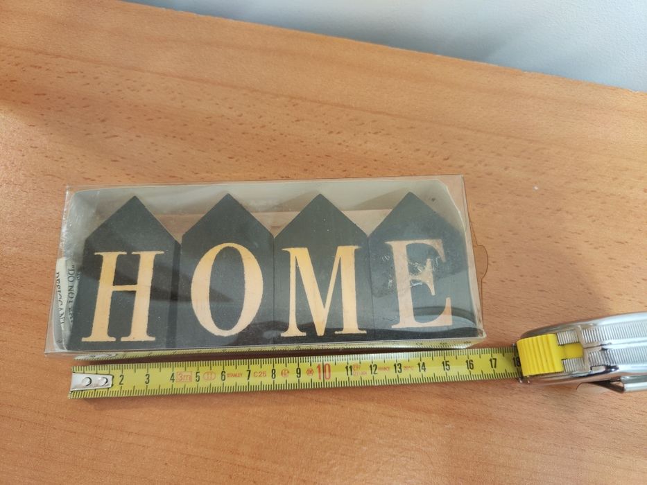 Drewniane domki z napisami HOME/LOVE