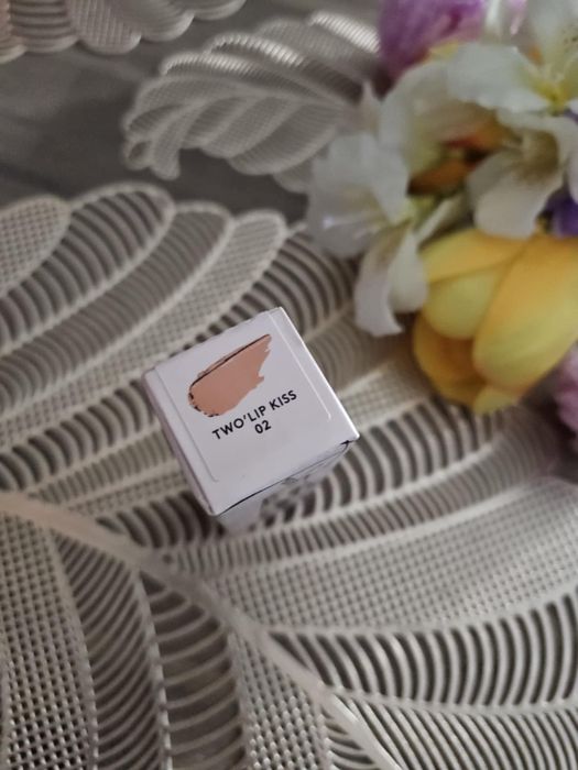 Fenty Beauty gloss bomb two’lip kiss 02 błyszczyk w sztyfcie