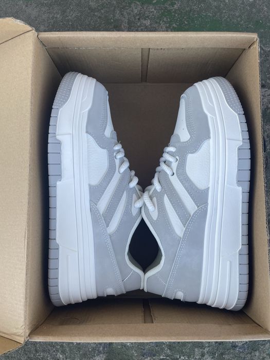 Жіночі весняні кросівки