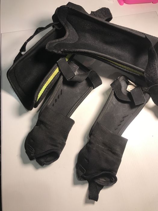 Захисні футбольгі щитки