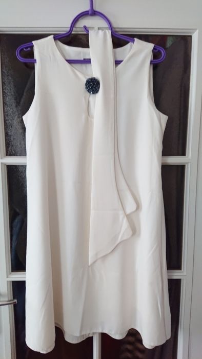 Sukienka ecru z broszką