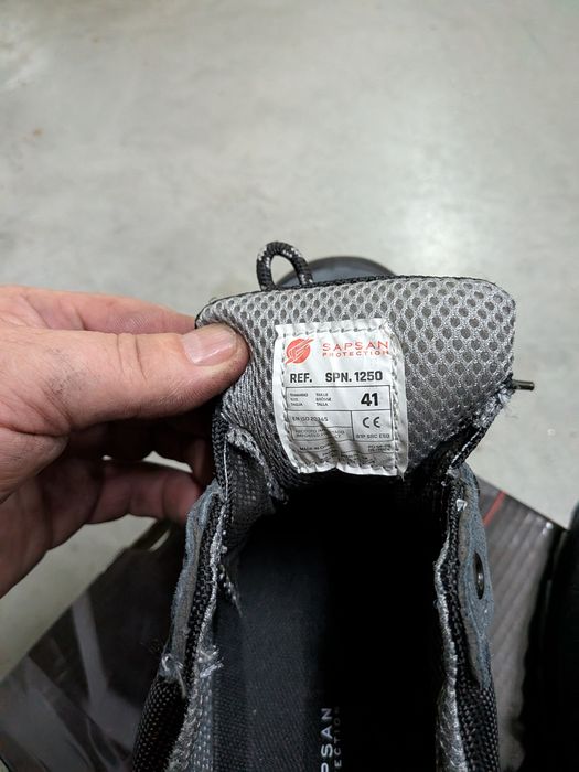Sapatos de proteção.