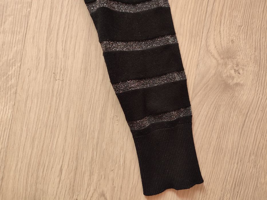 Sweter czarny w srebrne paski