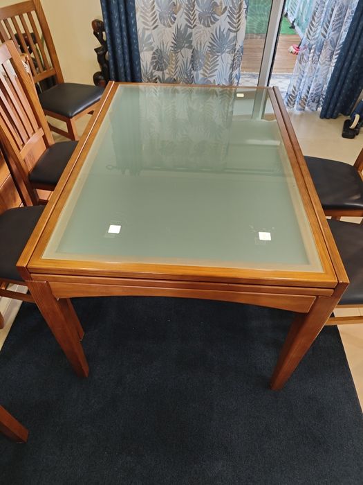 Mesa de jantar e cadeiras