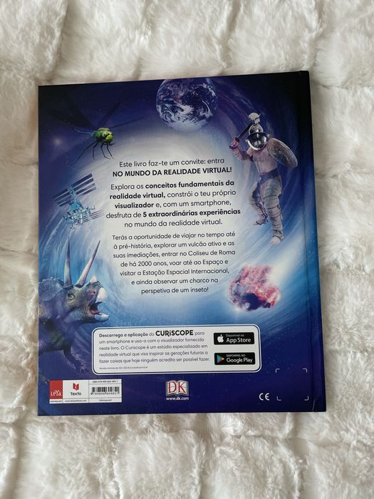 Livro e óculos de realidade virtual.