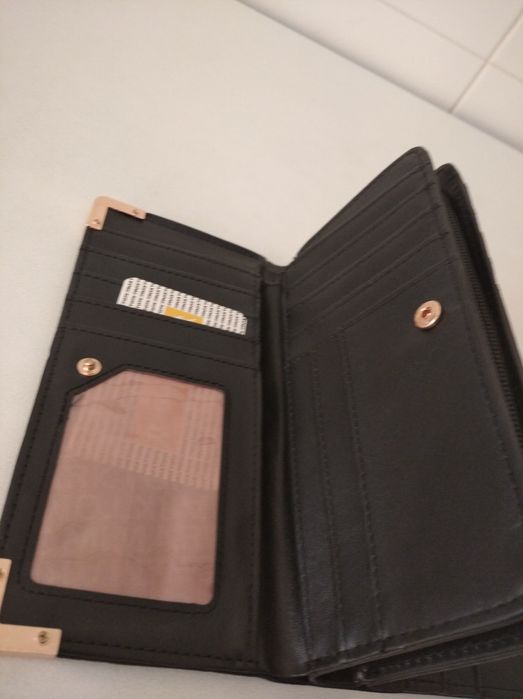 Carteira nova de cor preta
