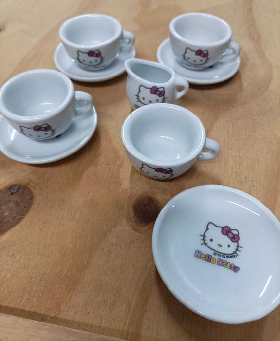 Conjunto Chávenas e Leiteira Hello Kitty