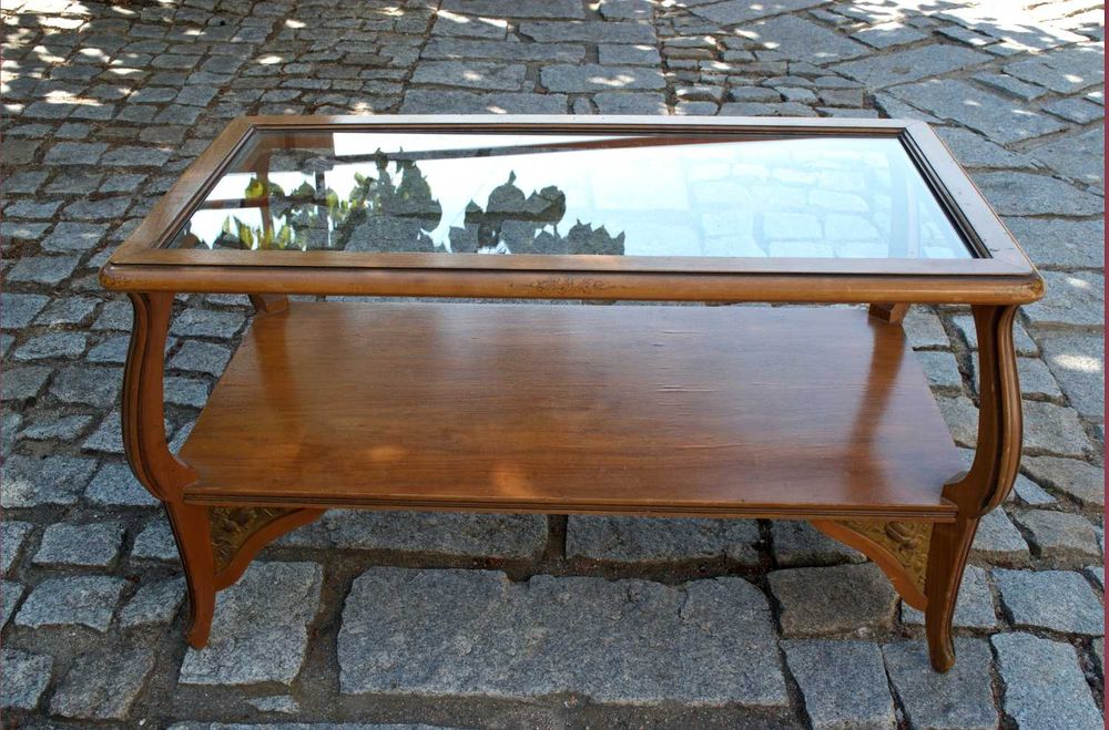 Mesinha em madeira de nogueira com tampo de vidro