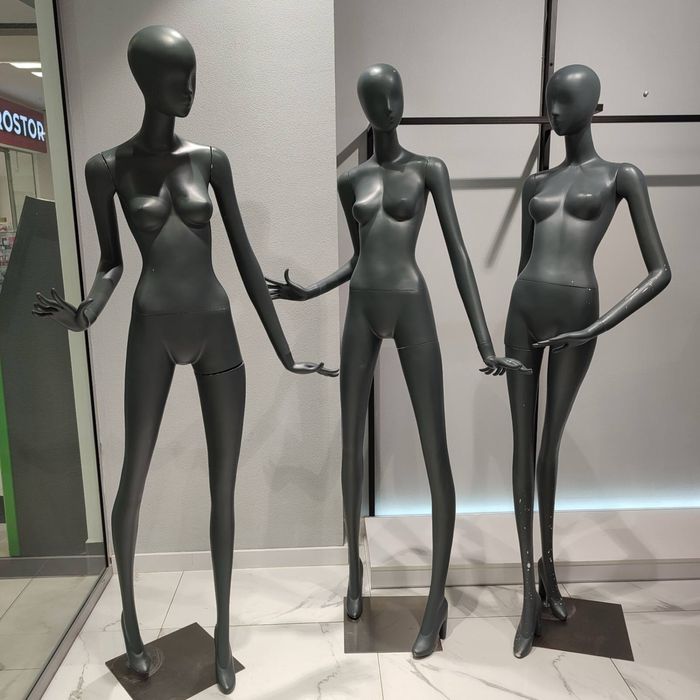 Манекени сучасні , жіночі , для магазину одягу та білизни.