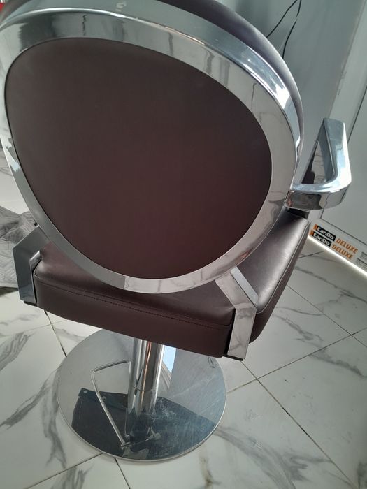 Vendo cadeira de cabeleireira semi nova com o apoio dos pés